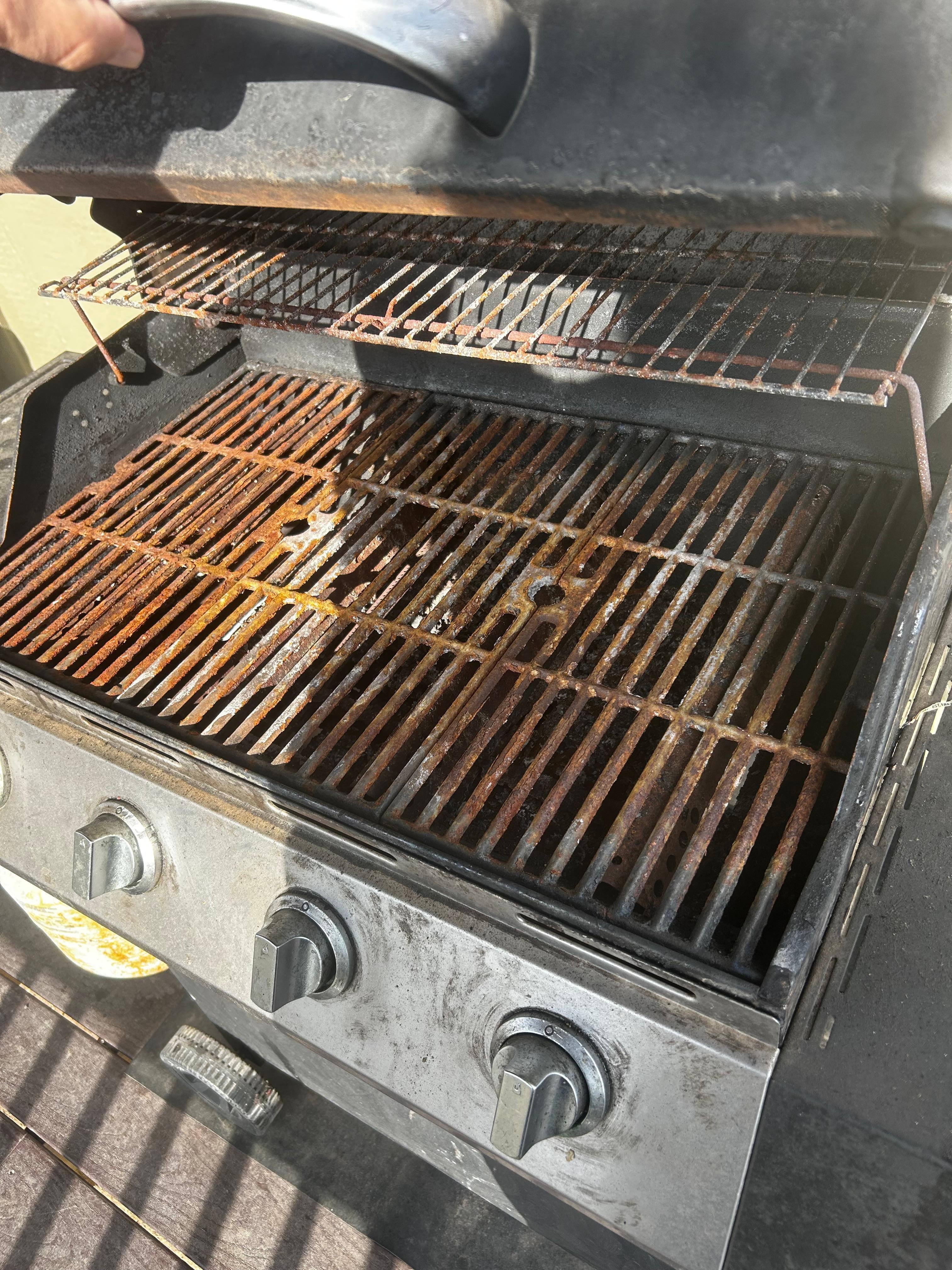 Inside looked like it’s all rusted and not good to cook with. 