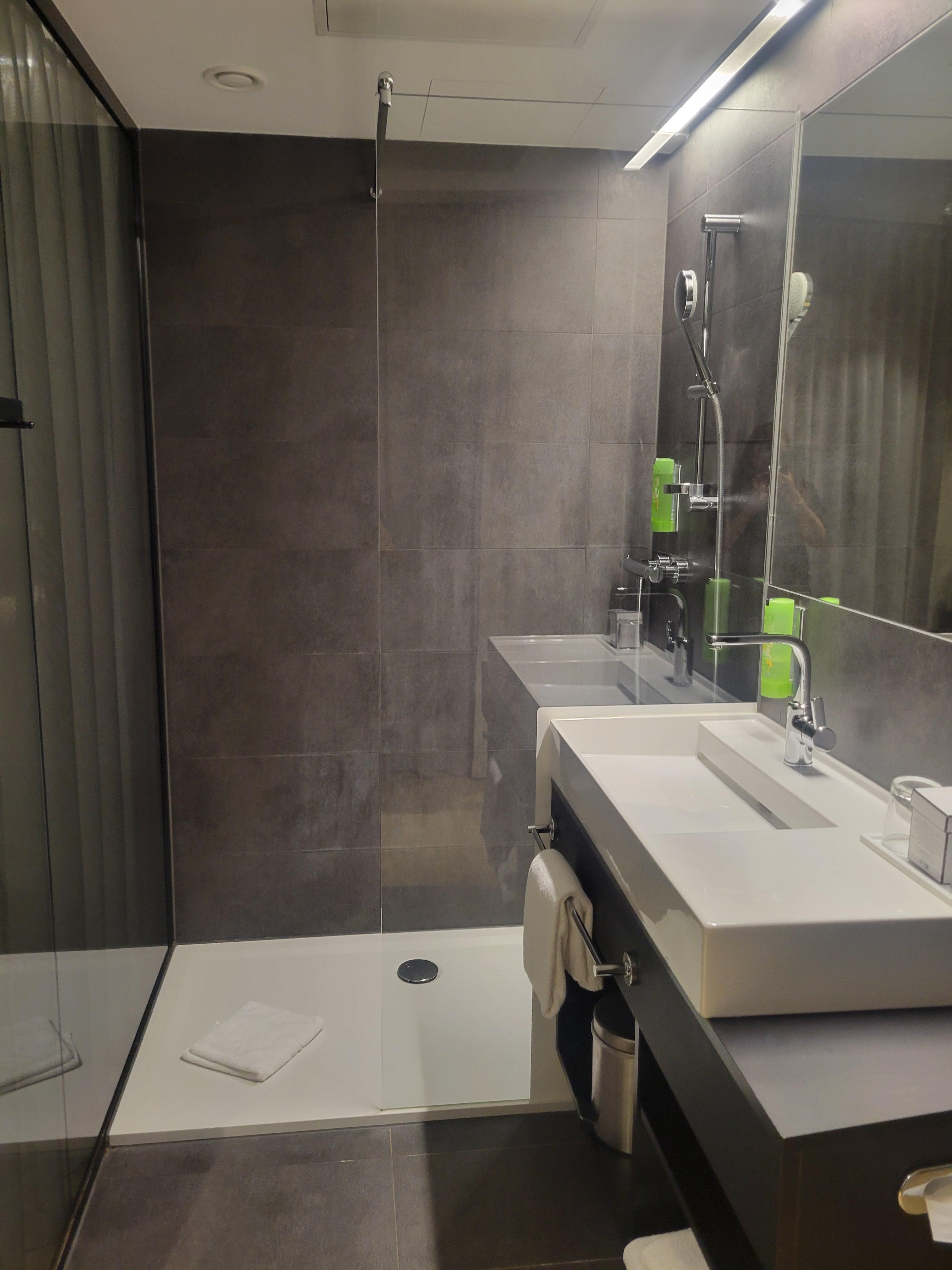 浴室是開放式的，玻璃完全透明。