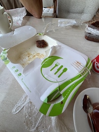 Das Hotel hat uns ein Restaurant empfohlen welches sehr gut sein soll, das Essen kam in solch einem Zustand an, die Portionen sind klein und dafür sehr teuer, Getränke konnten übrigens nicht im Restaurant bestellen, sondern im Hotel, für viel Geld.