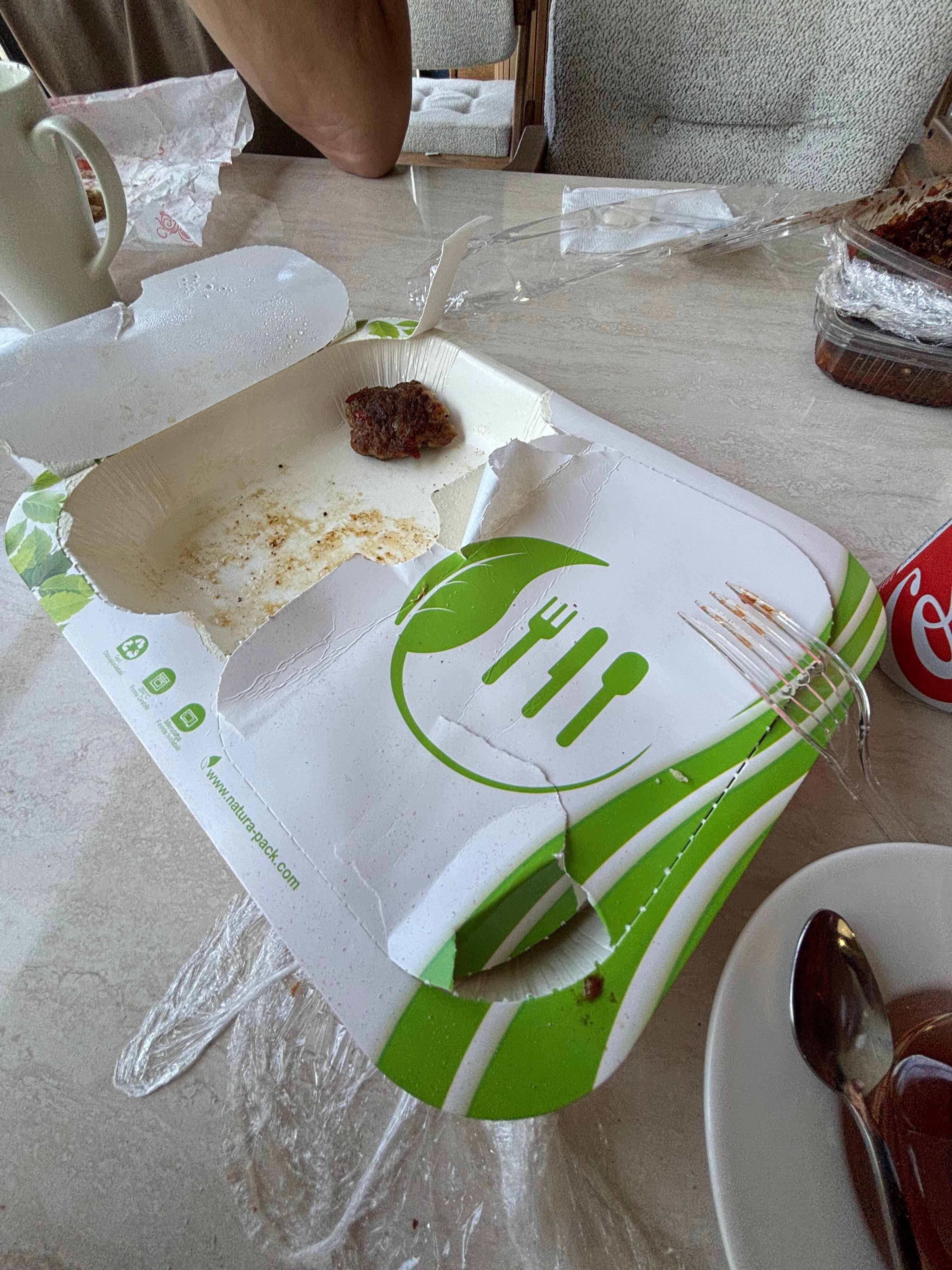 Das Hotel hat uns ein Restaurant empfohlen welches sehr gut sein soll, das Essen kam in solch einem Zustand an, die Portionen sind klein und dafür sehr teuer, Getränke konnten übrigens nicht im Restaurant bestellen, sondern im Hotel, für viel Geld. 