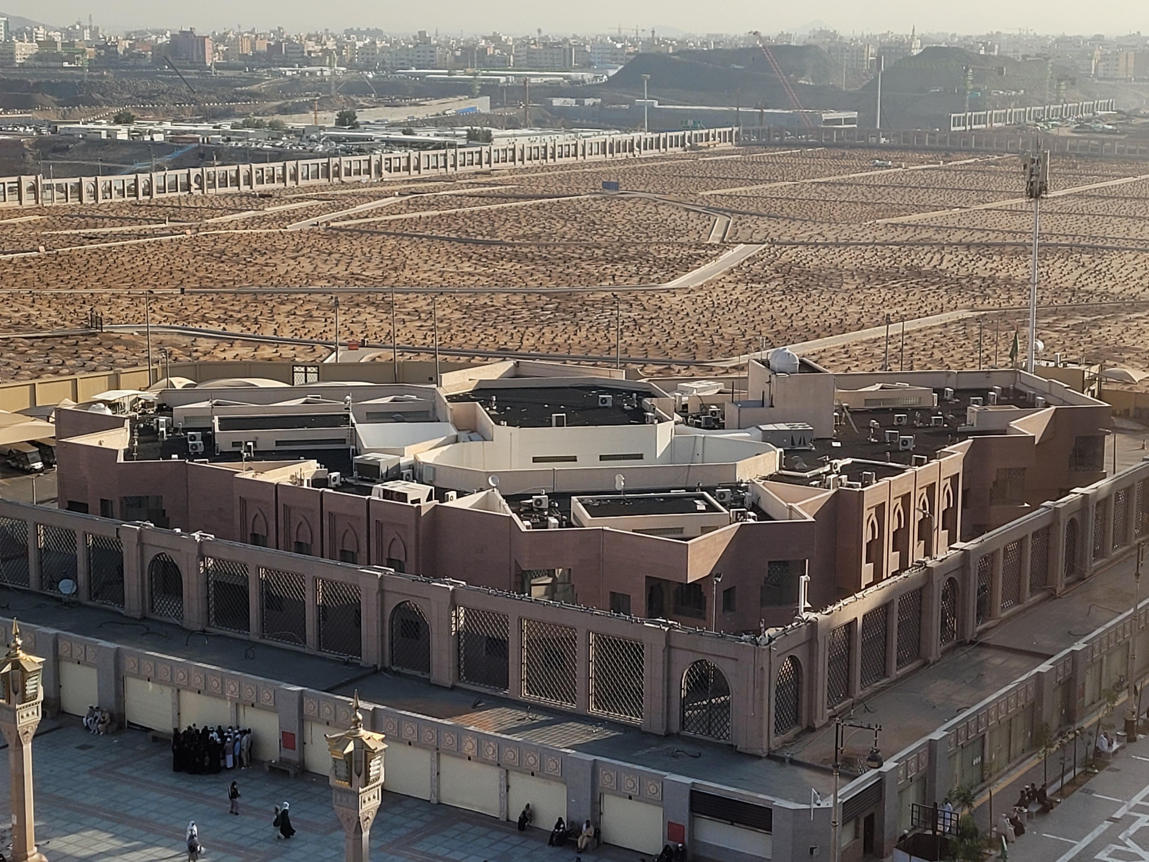 Vue de la chambre: cimetière Baqi'
