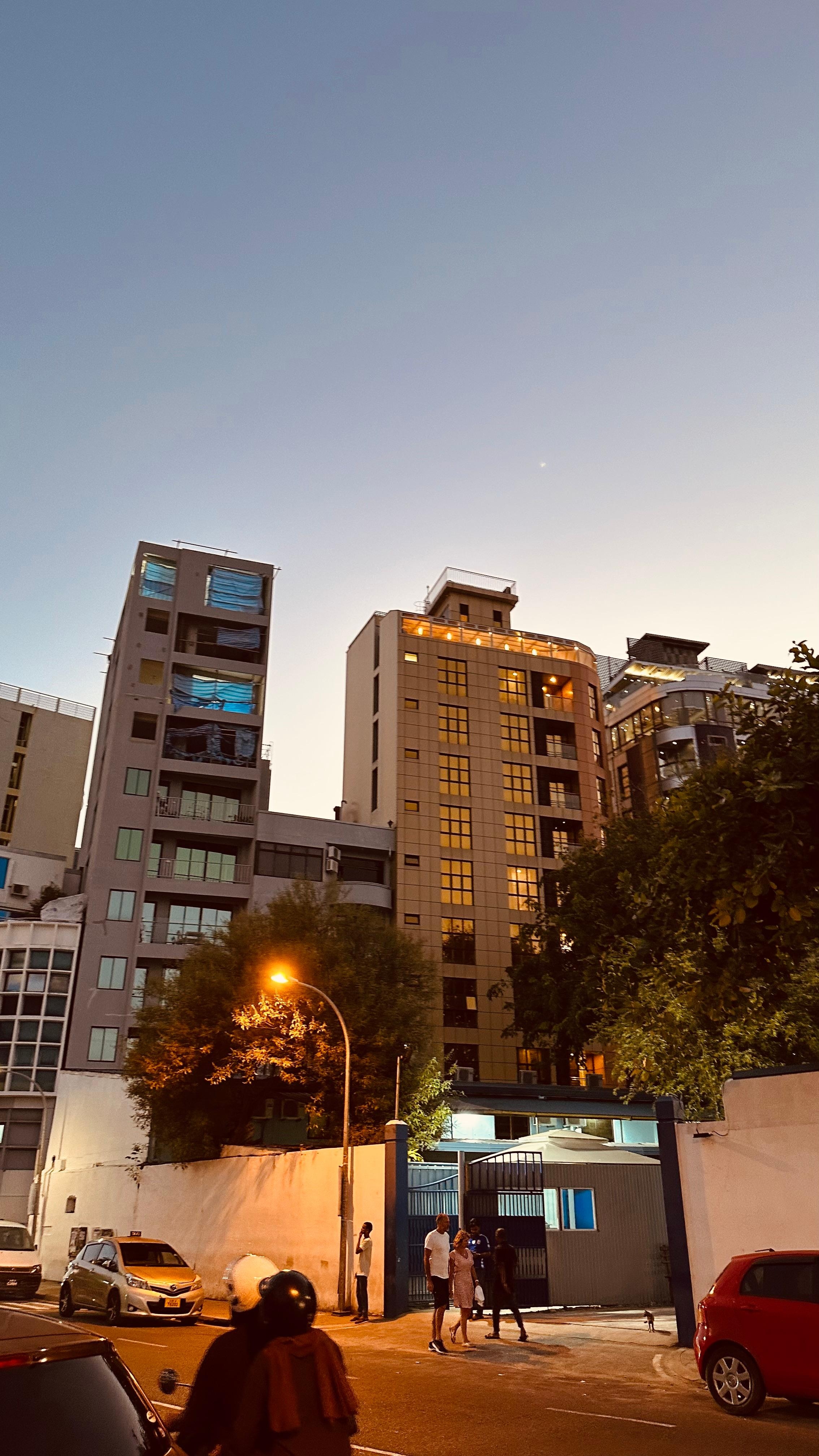 Otelin dıştan görünümü. Ortadaki