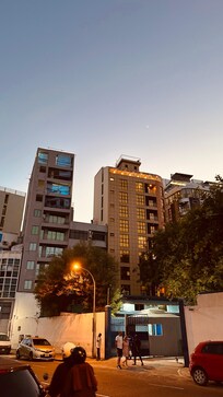 Otelin dıştan görünümü. Ortadaki