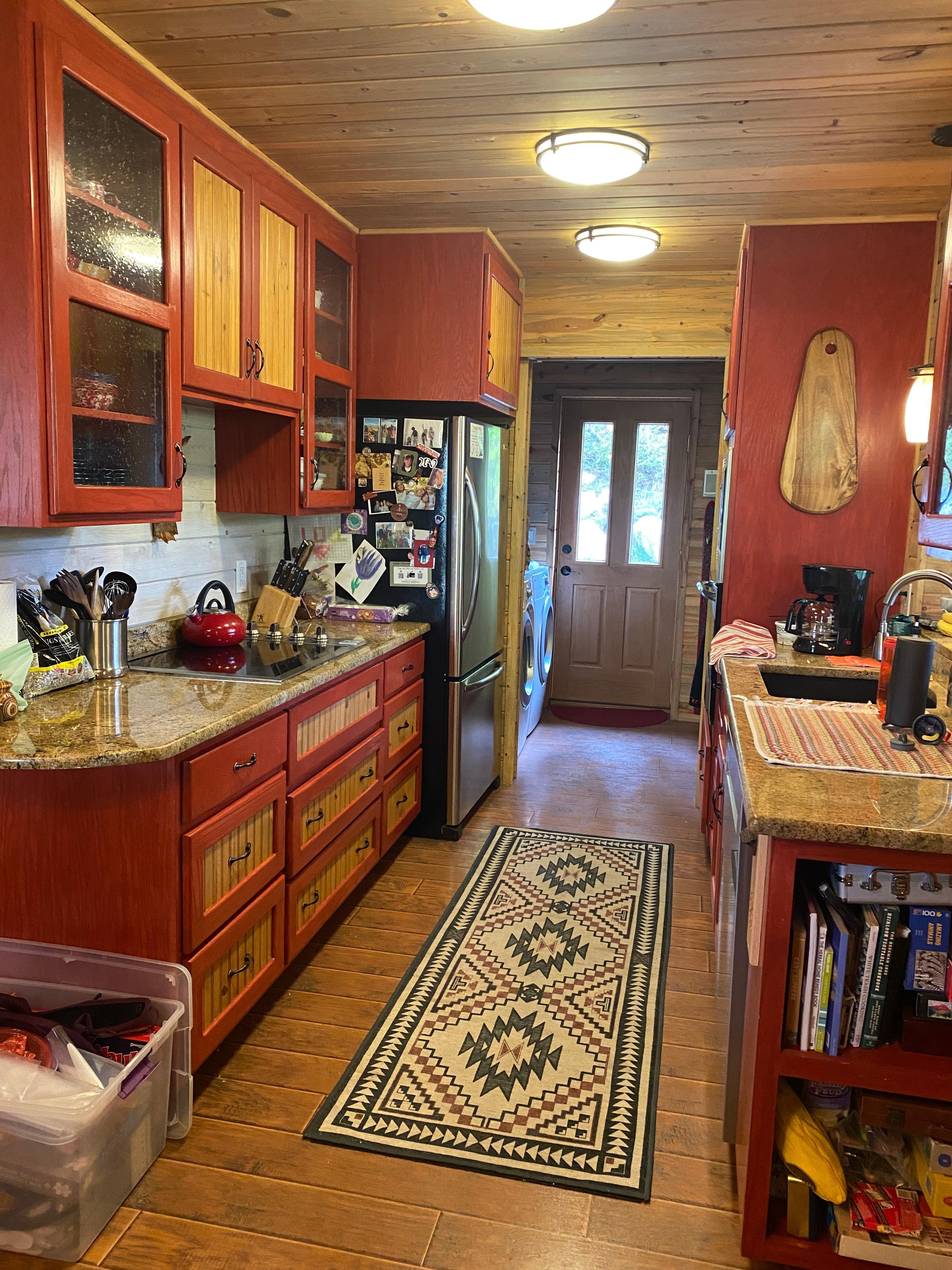 Cute kitchen, well appointed.