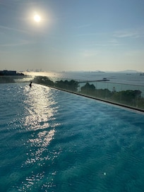 Pool med utsikt