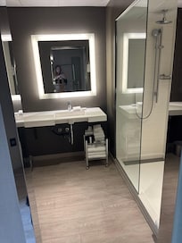 Tiny bathroom/ no tub