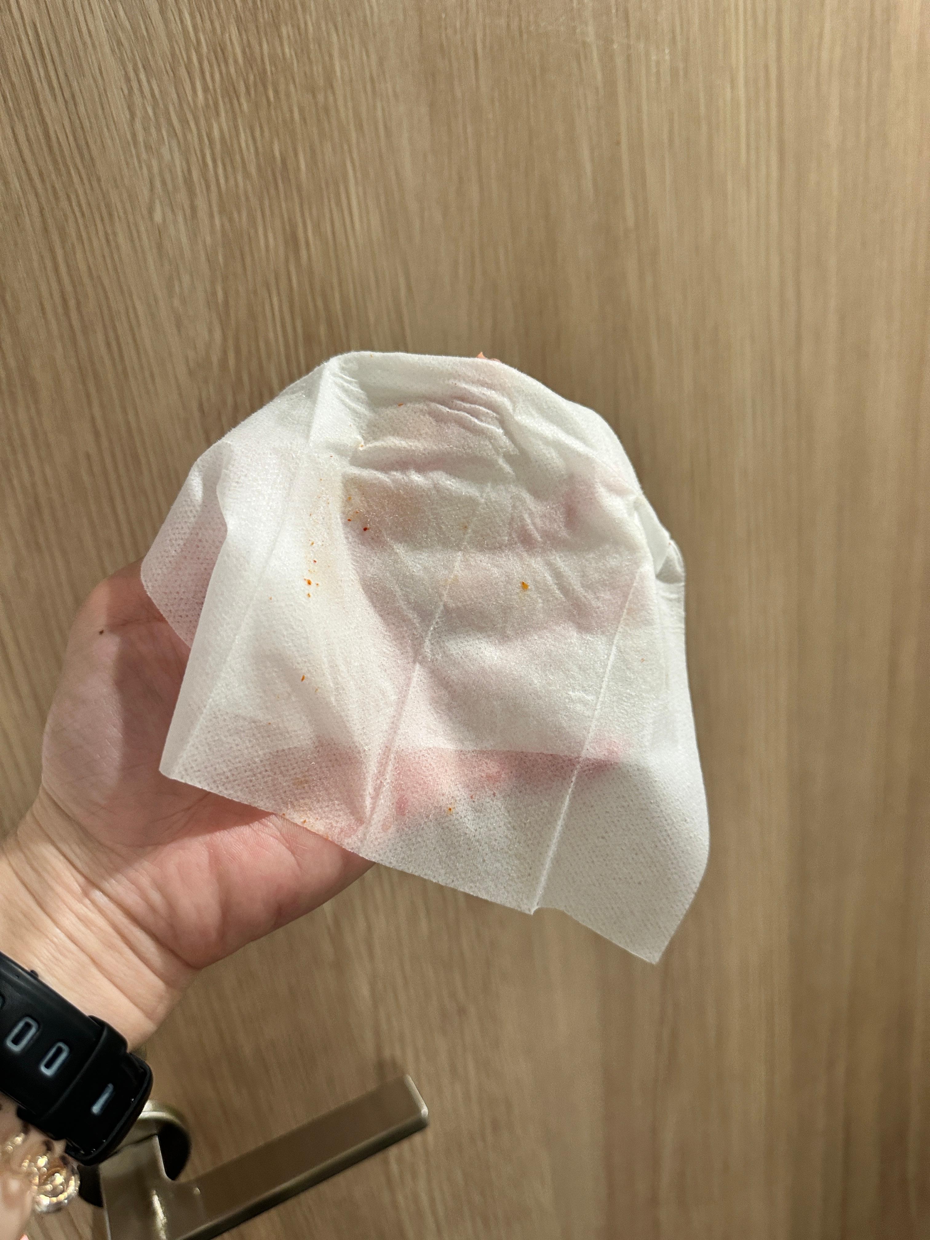 整片門上滿滿的髒污，已擦掉2次了⋯⋯