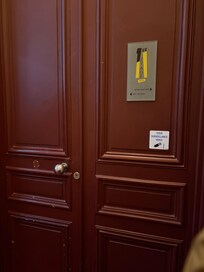 通りに面した入口