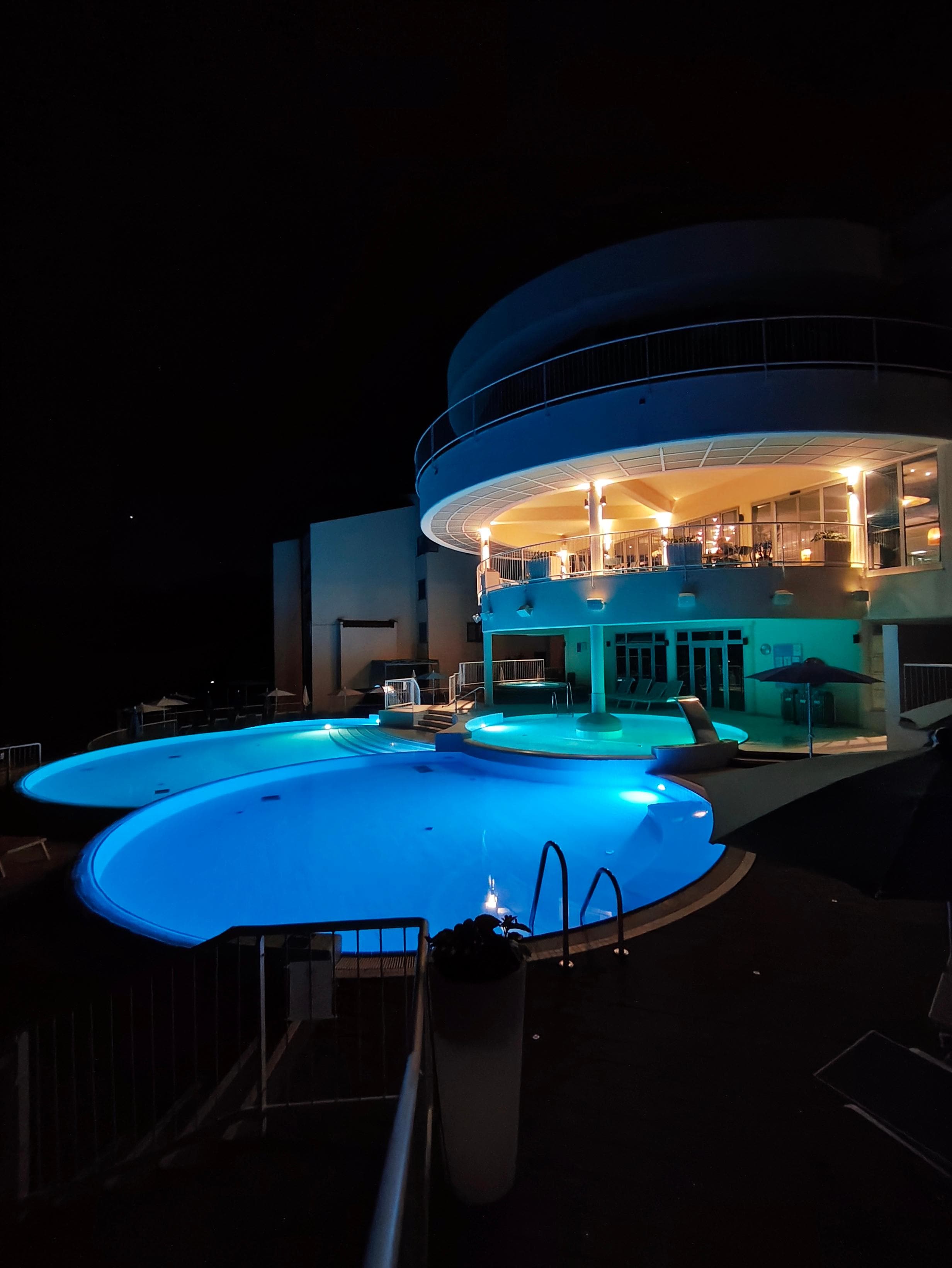 Pools bei Nacht