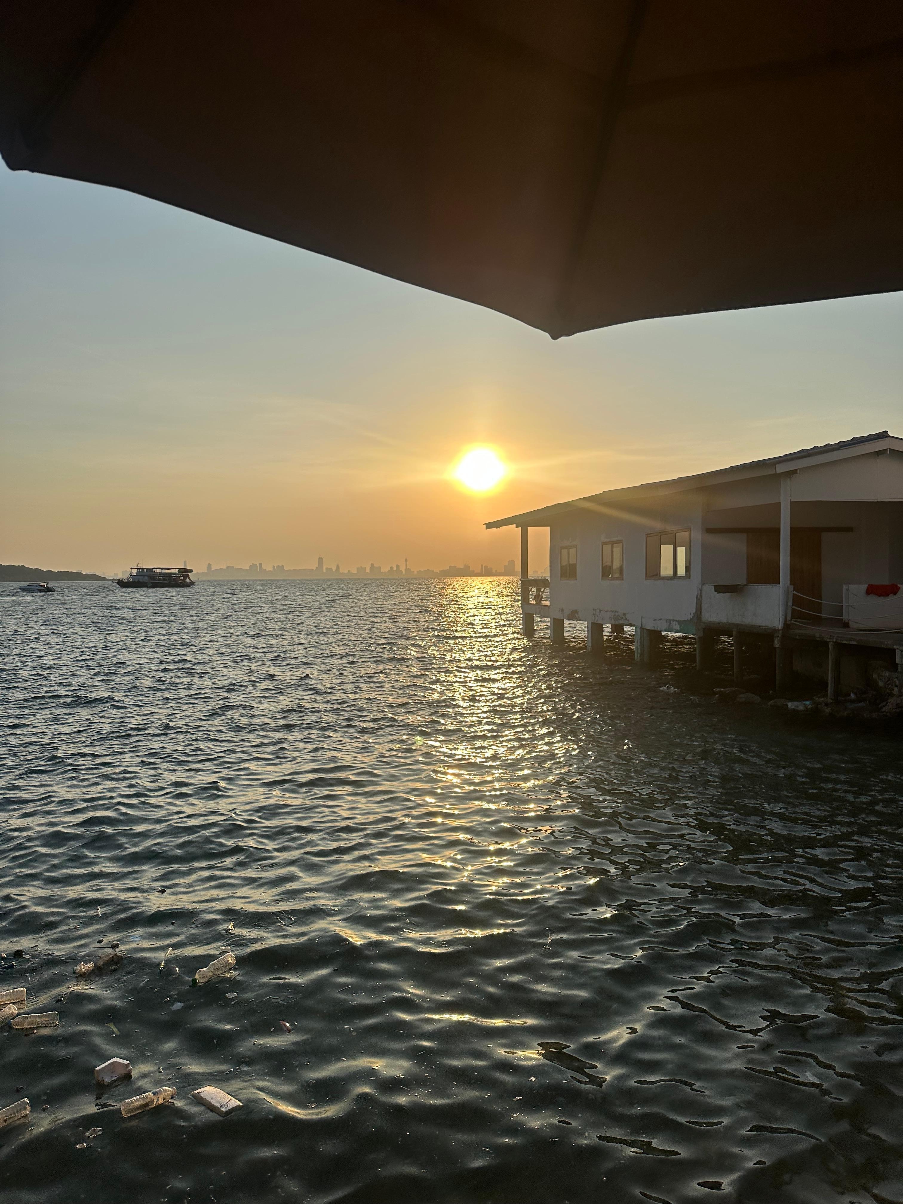 Solen kommer opp over Pattaya City. Dette bildet tatt kl 07:15, 2 februar.