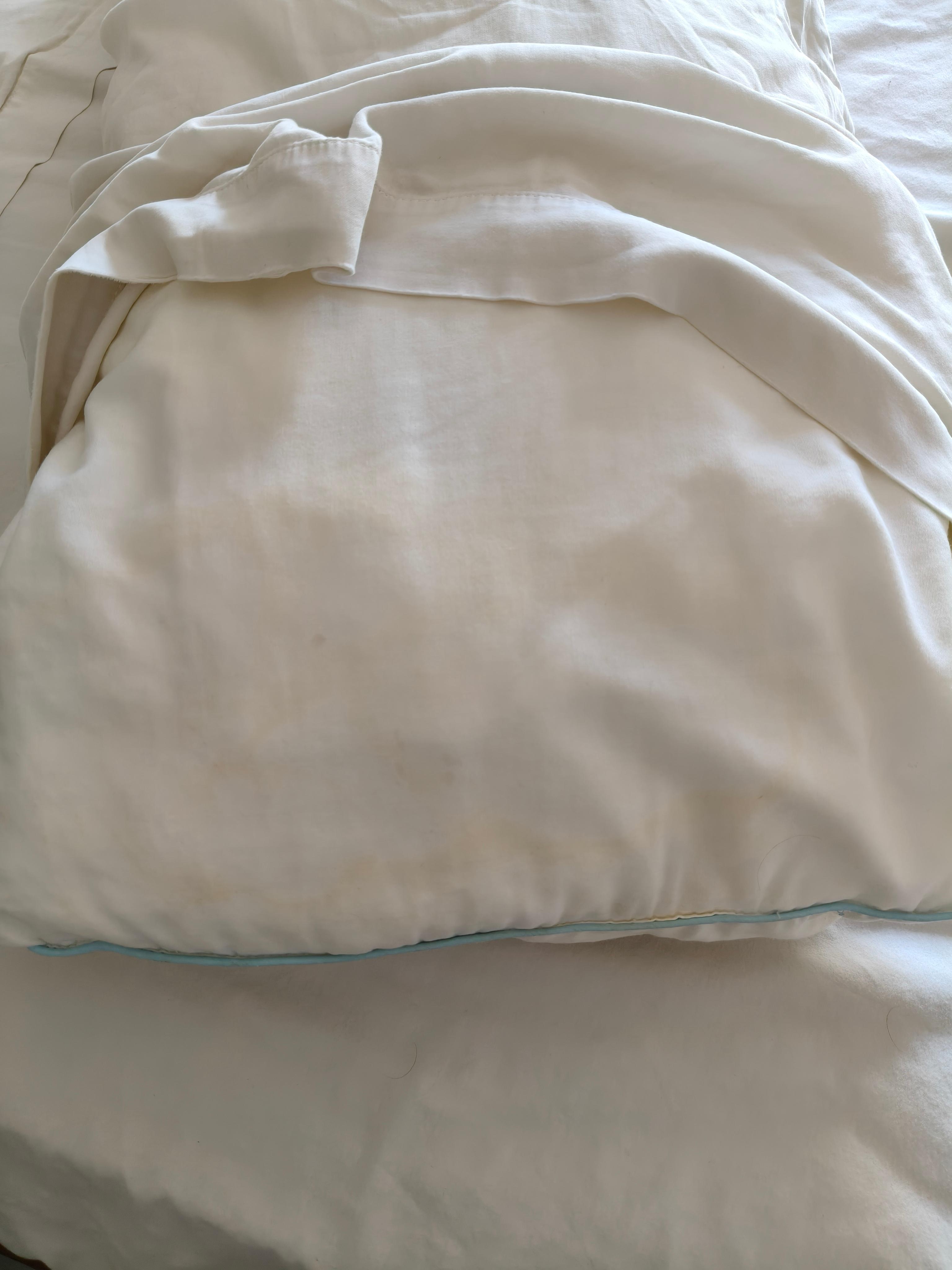 Almohada manchada no se si de sudor o de otra cosa 