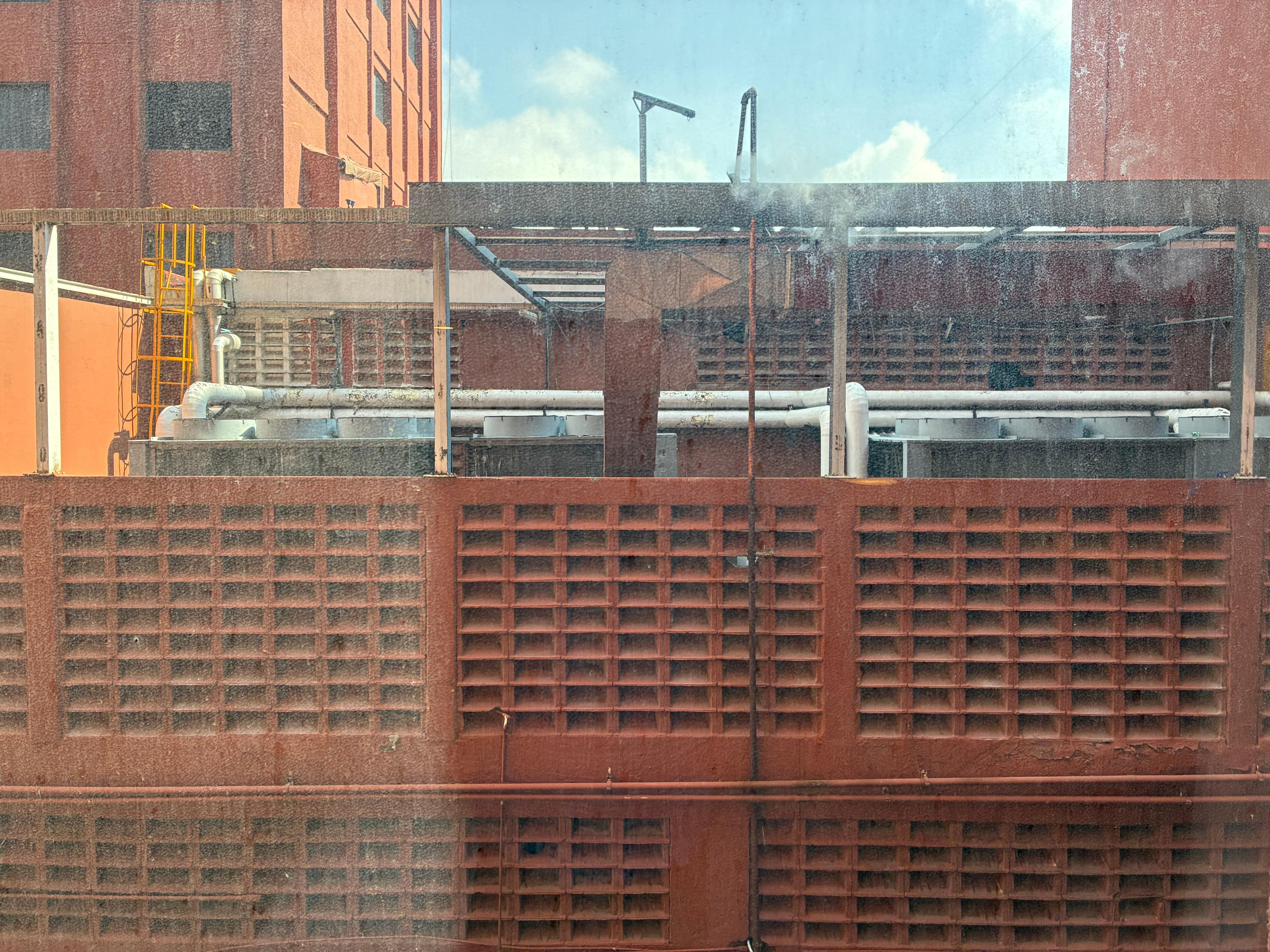Equipos de aire acondicionado a 5mts de la ventana.