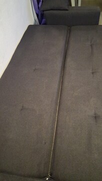 Schlafcouch beim ausklappen,weist fremde Haare und Krümmel auf