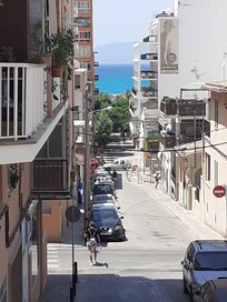 Kilátás a tenger felé az utcáról, de az erkélyről is akár.