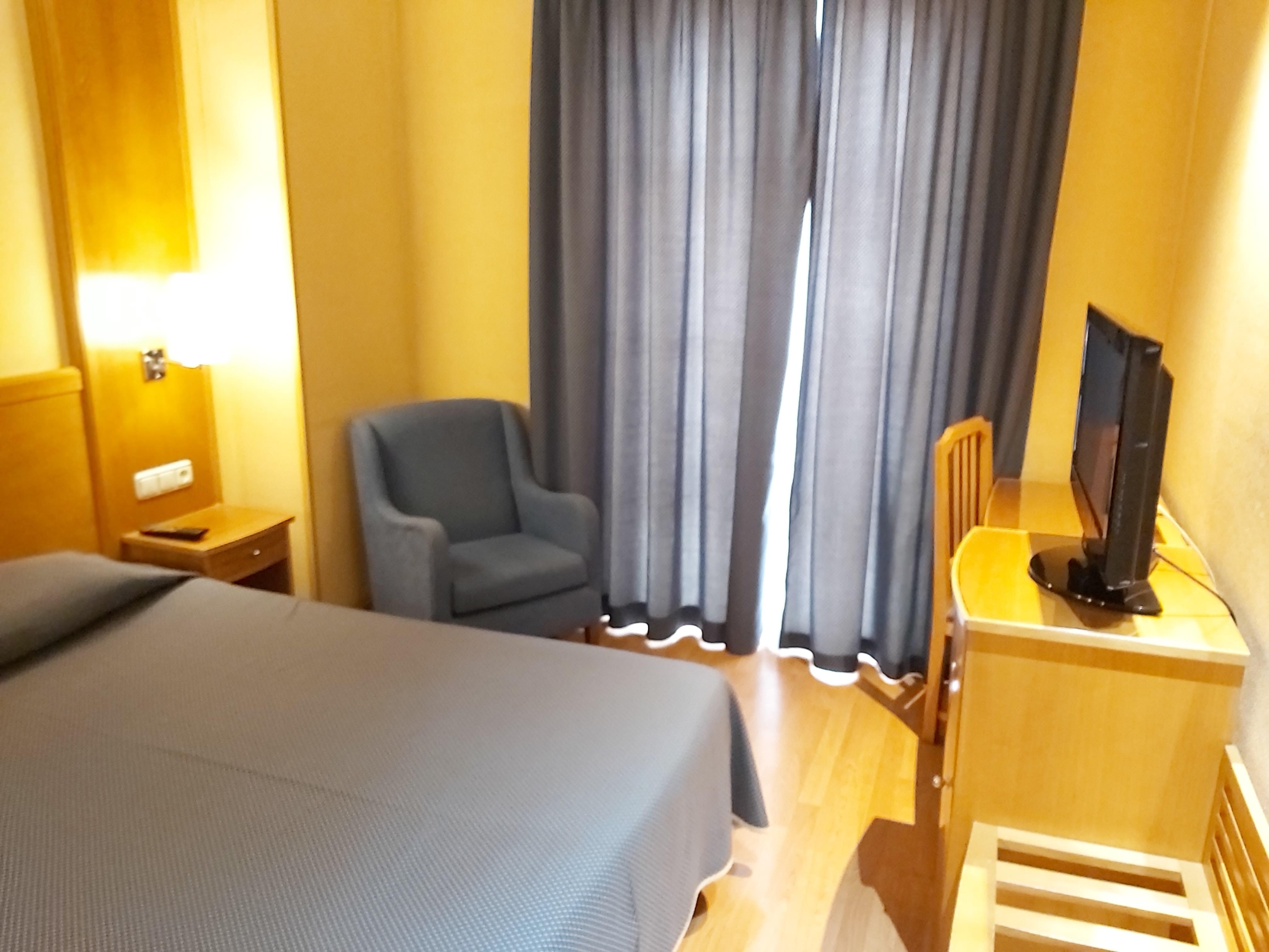 Huone oli asiallinen mutta tapetit häiritsevän likaiset