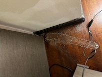 Gli escrementi di insetti sotto i mobili