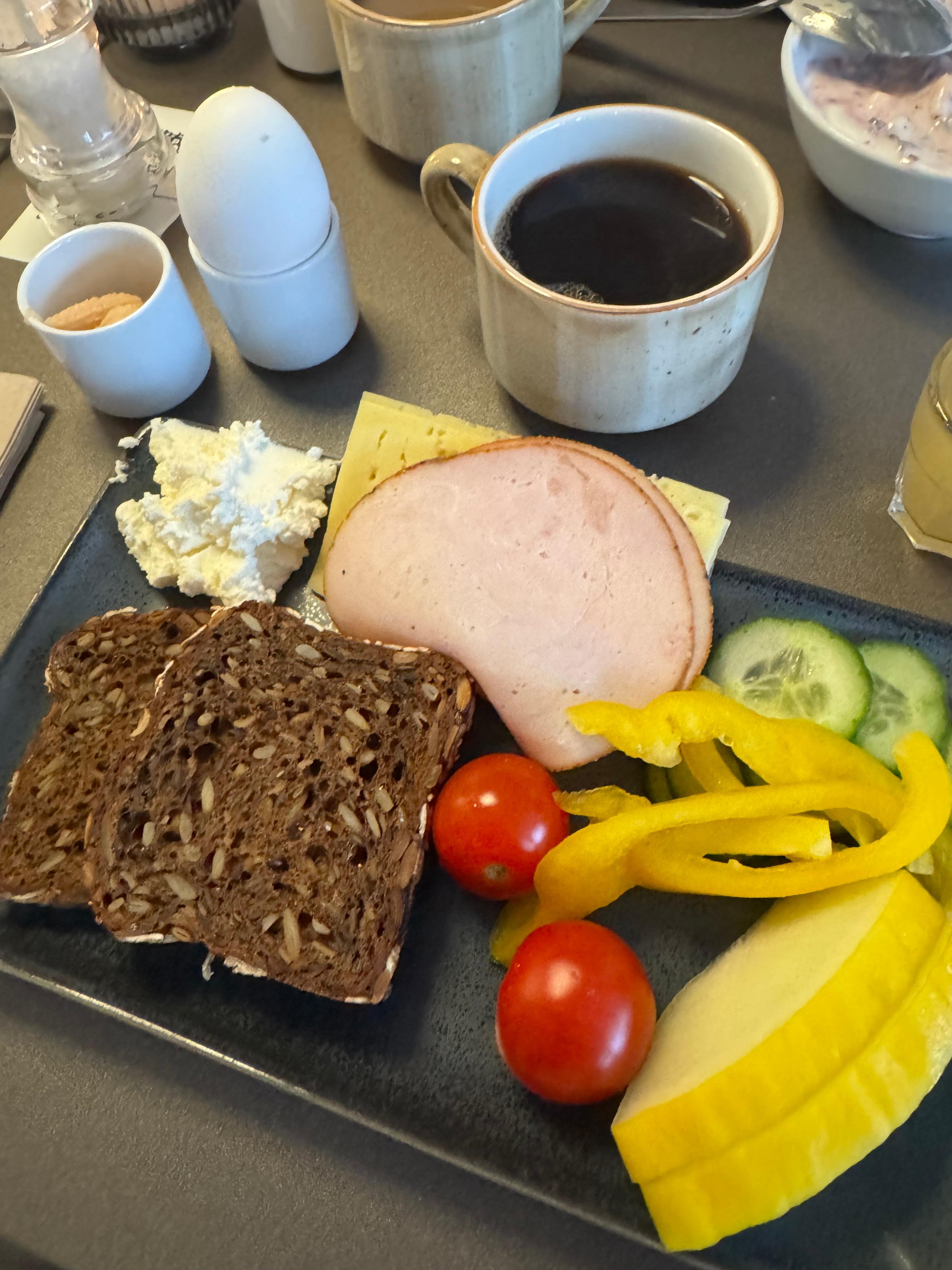 Jättefräsch och god frukost, mycket att välja på. Både pålägg, grönsaker, frukt, bröd och marmelader. Yoghurt med många tillbehör. 