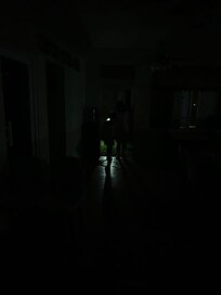 经常停电停水,夜里漆黑一片,天气又热!