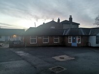 Restauranten/pub serverede ok mad og drikke.