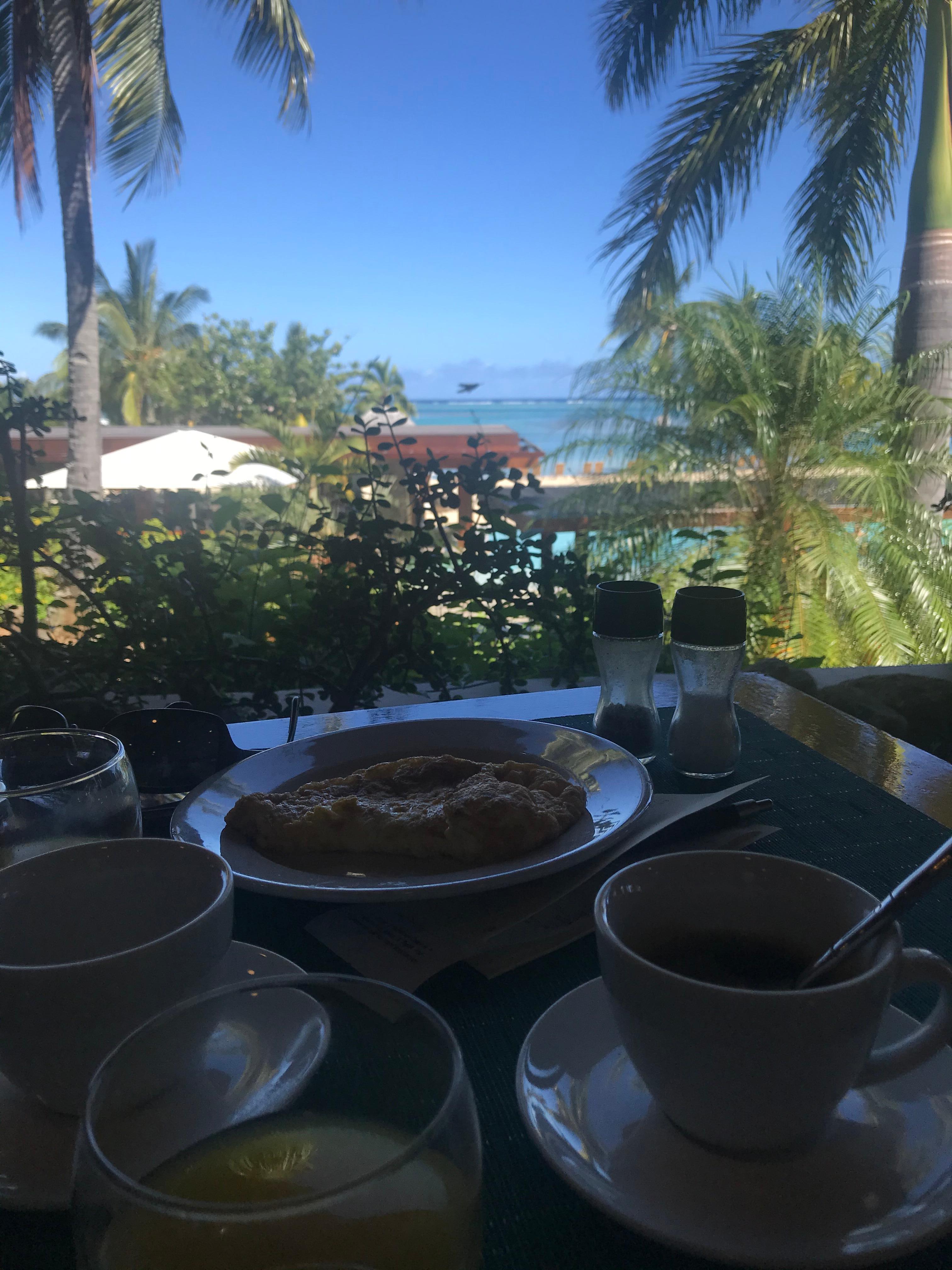 Petit-déjeuner face au lagon