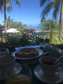 Petit-déjeuner face au lagon