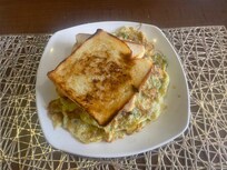 Bread omelette soaked in oil & served without cutlery