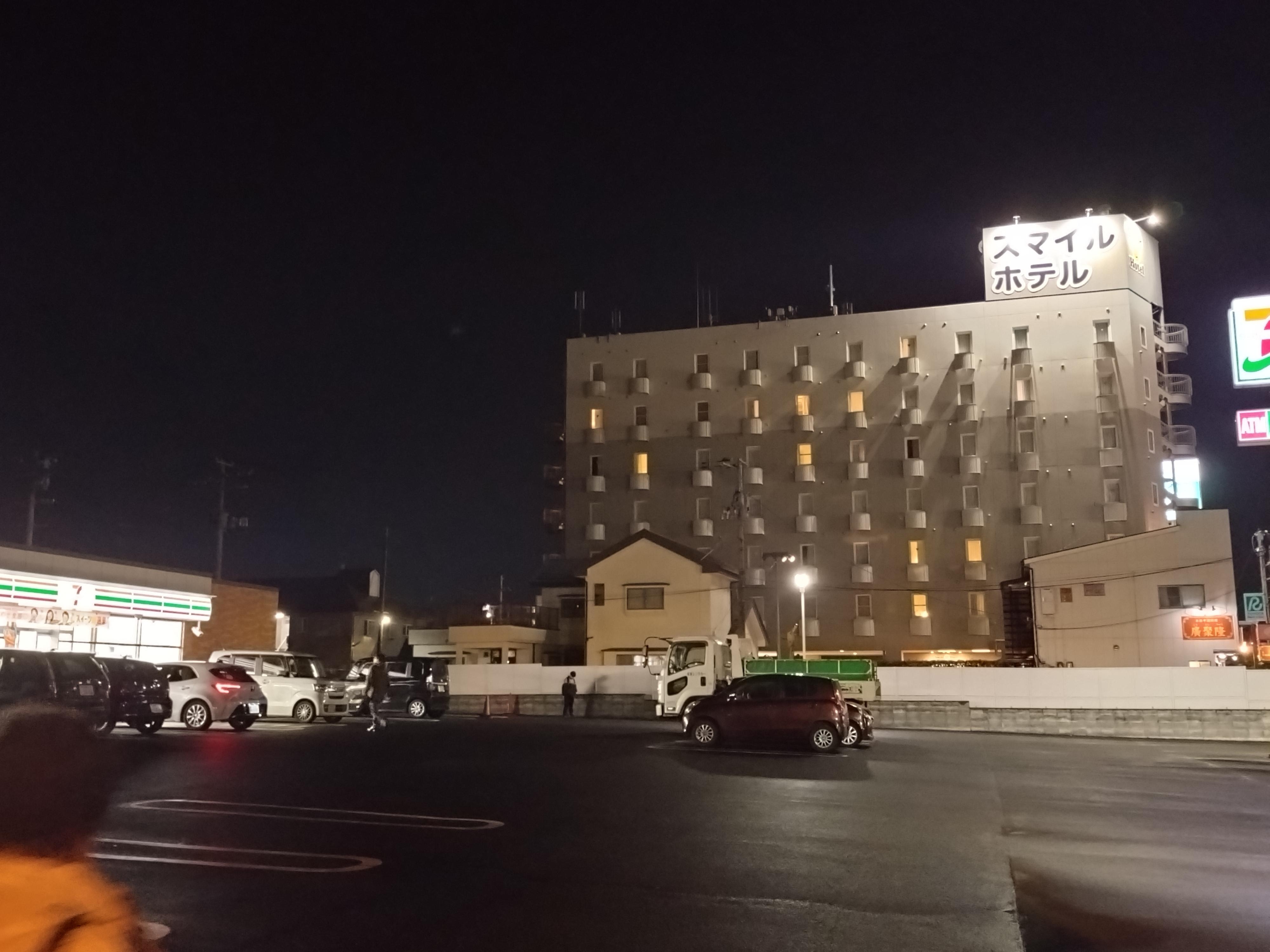 ホテル外観と隣のコンビニ