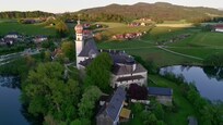 Drohnen-Foto vom See mit Blick über das Kloster in Richtung der FeWo (Gebäudeensemble mittig hinter dem Kloster)