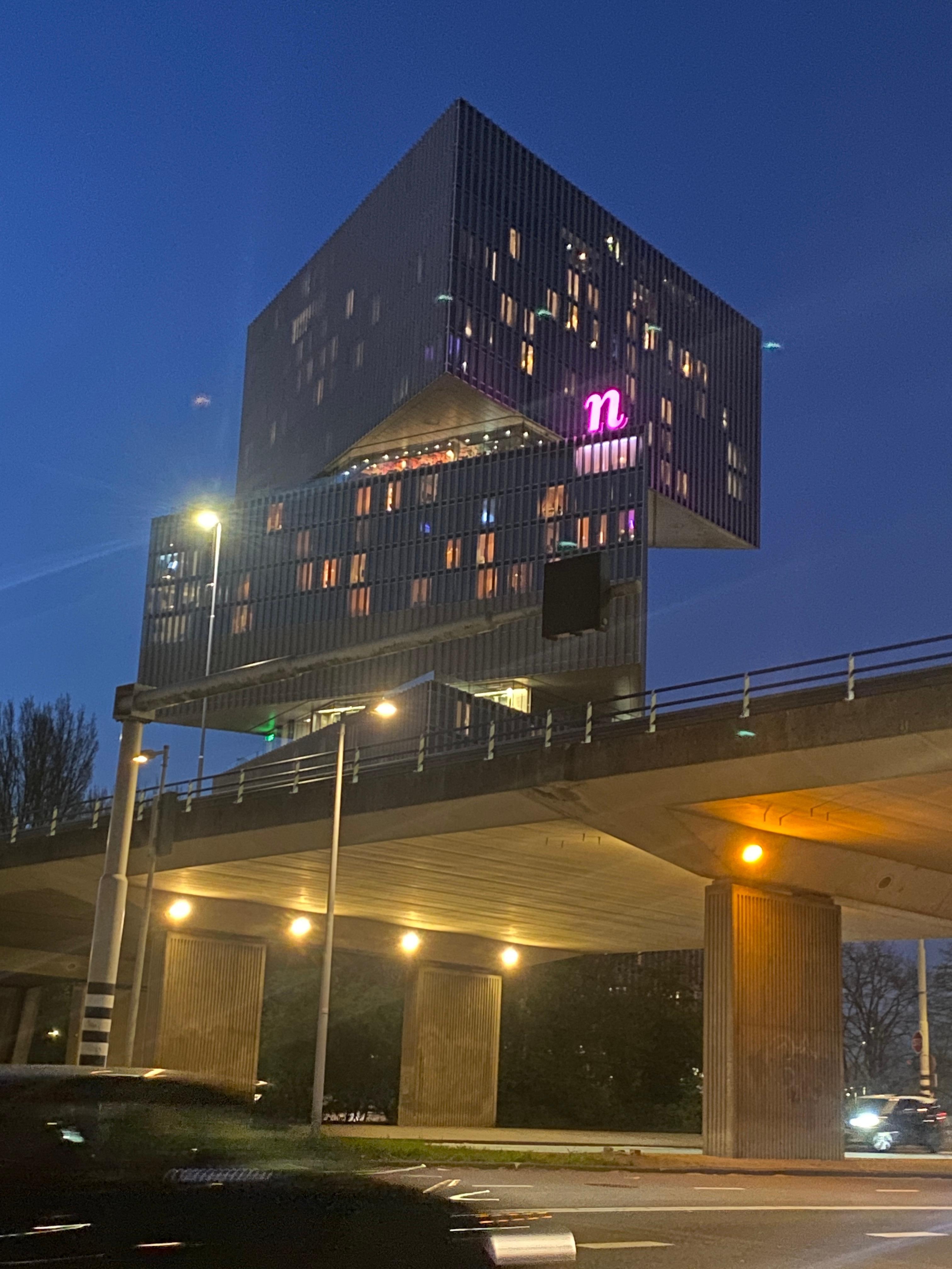 Arrived at night but hotel was easy to find due to it’s v distinctive architecture.