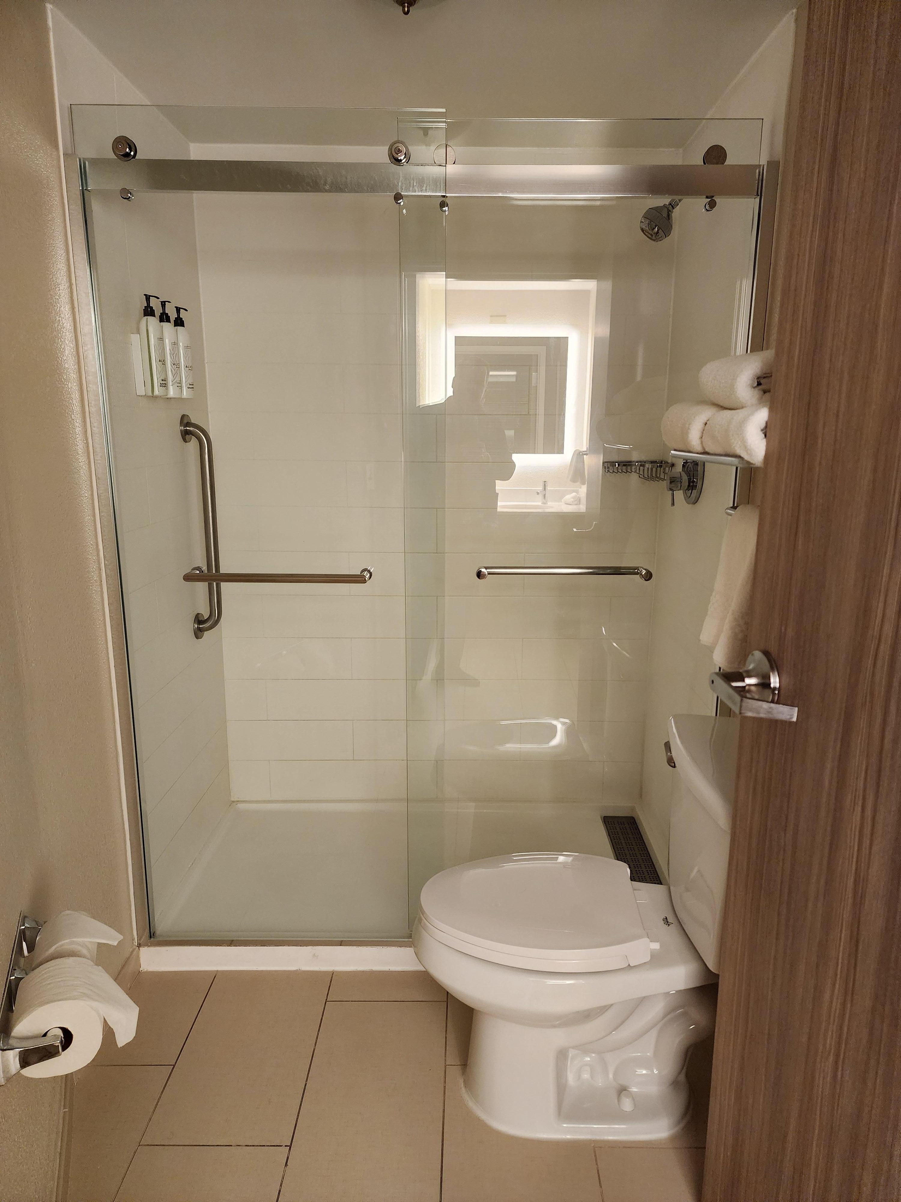 Nice an clean bathroom