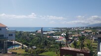 Vue sur l'océan depuis le jardin