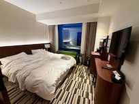 雙人房一隅,對面打開窗簾,對面就是札幌車站(但對面大樓蓋起來可能看不到了)