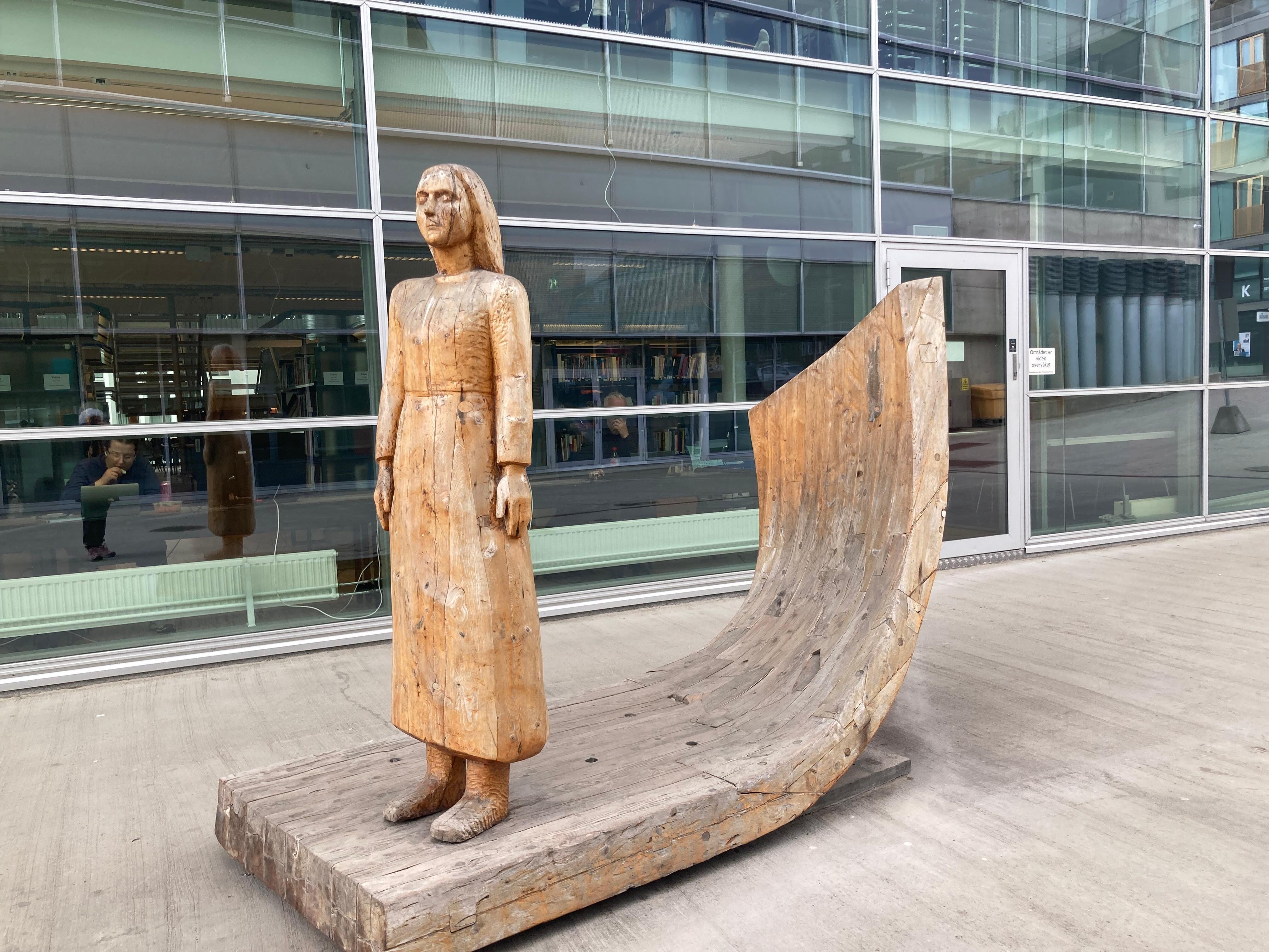 Statue outside the Radhus 