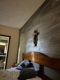 Me gustó mucho el detalle de la pared… esa cruz me hizo sentir a gusto en la habitación