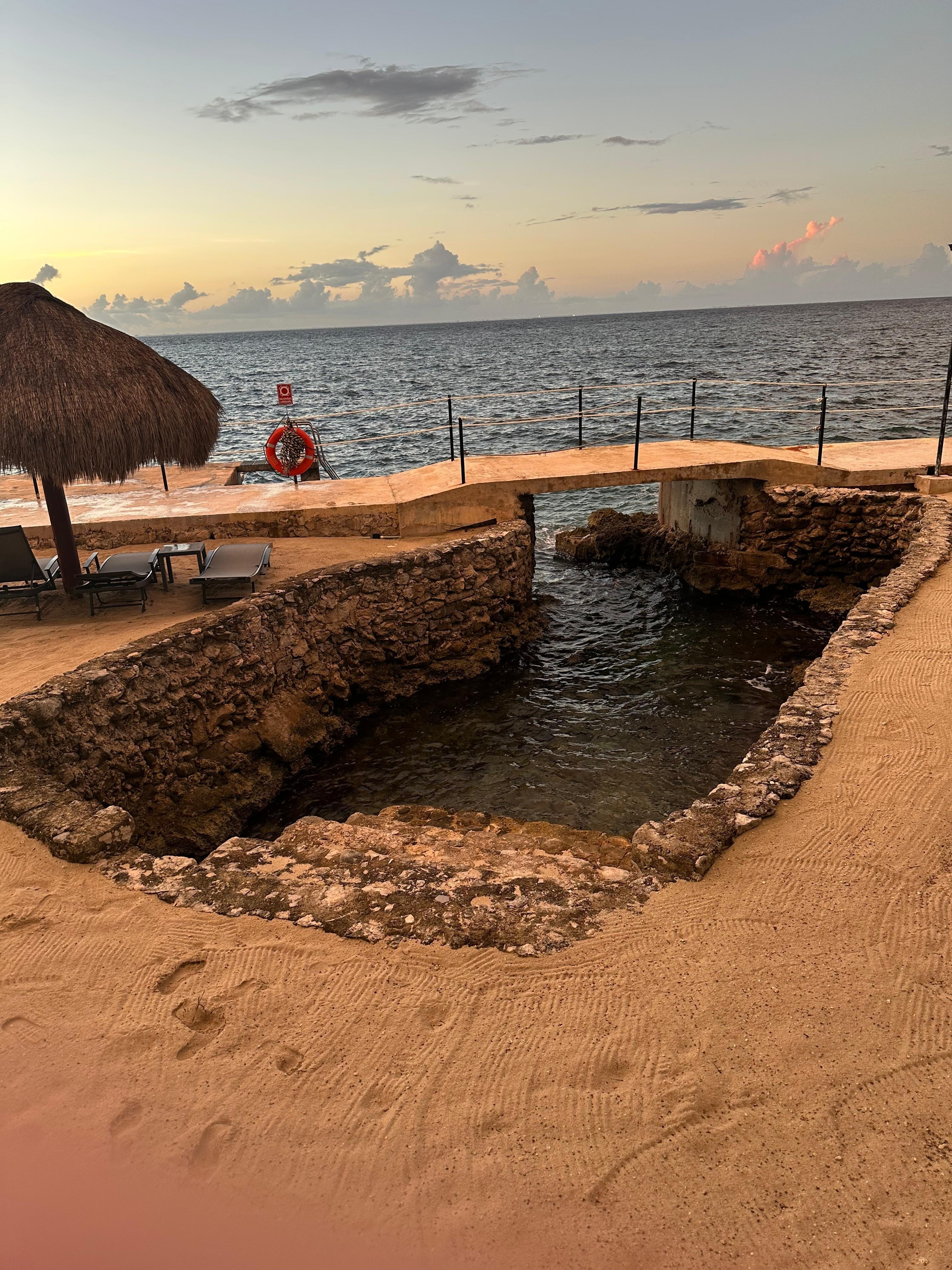 The “mermaid pool“ next to the infinity pool