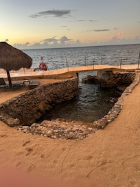 The âmermaid poolâ next to the infinity pool