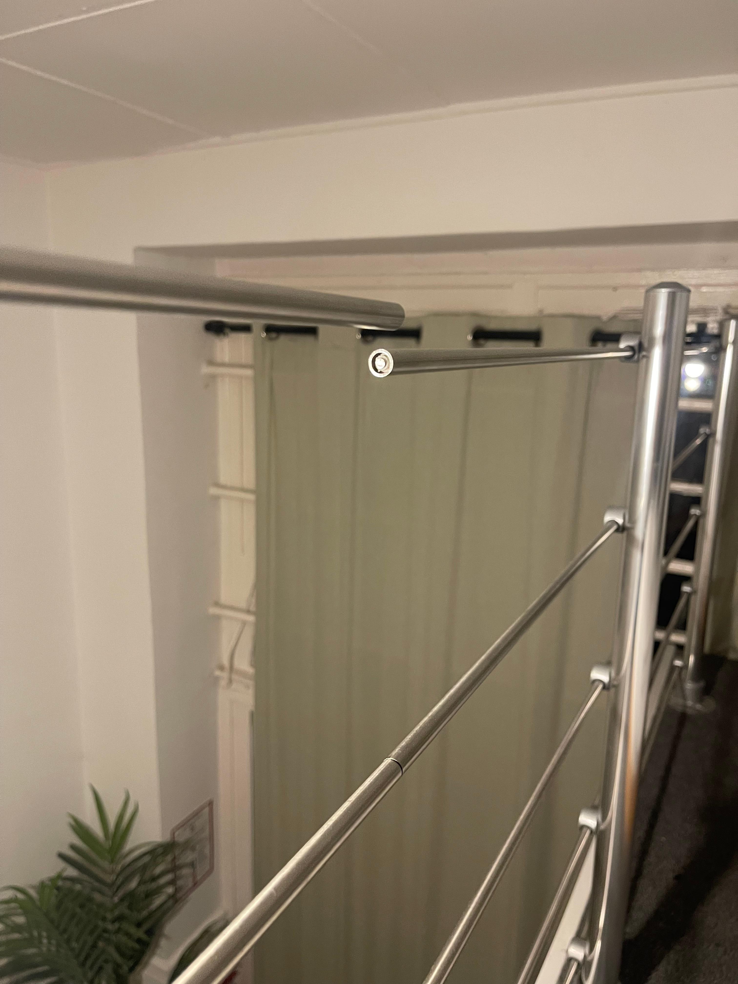 Hier sieht man das kaputte Geländer. Es ist bin unten kaputt 