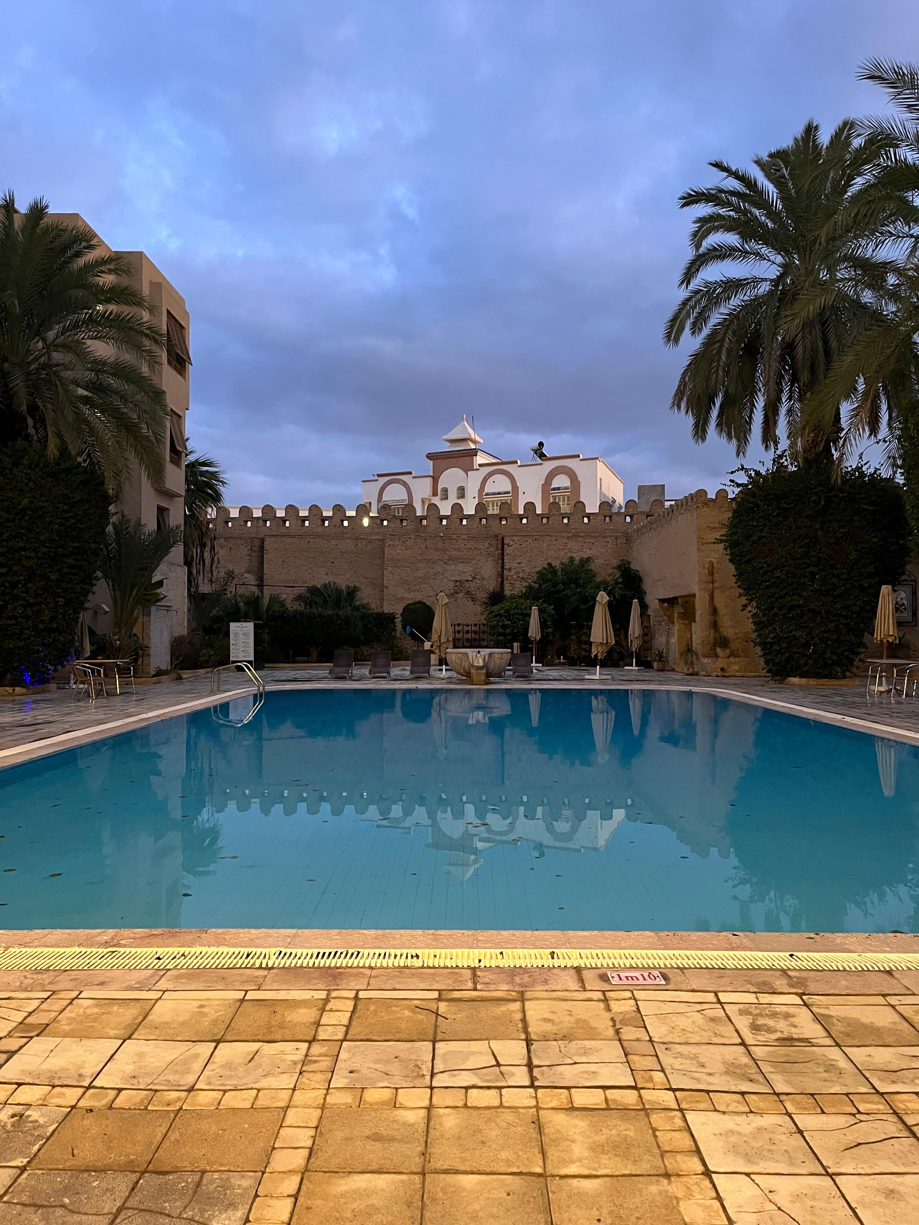 La piscine au centre de l’hôtel. Le balcon de la chambre donnait sur la piscine. 