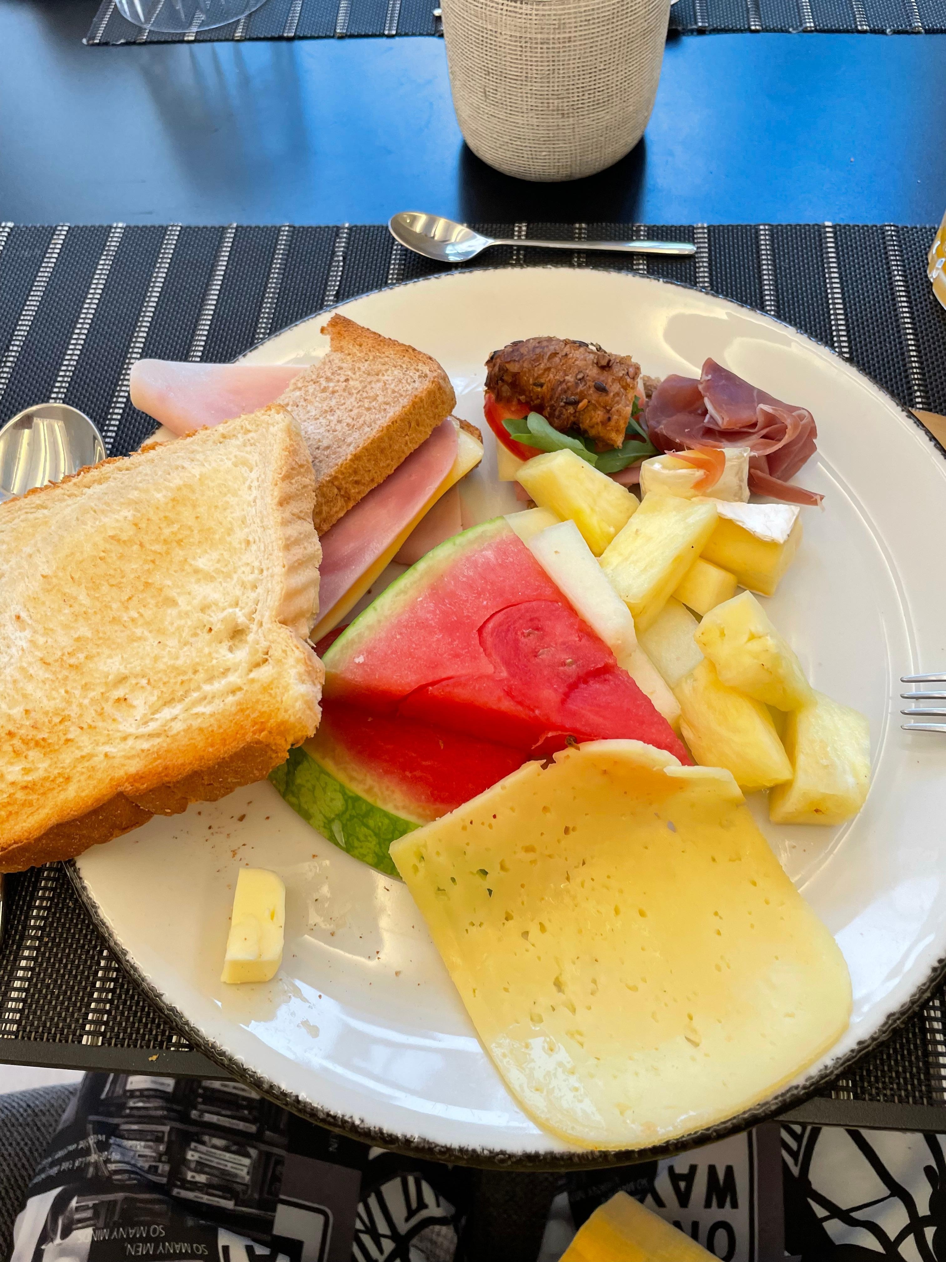 お昼の分まで朝食べる、、、