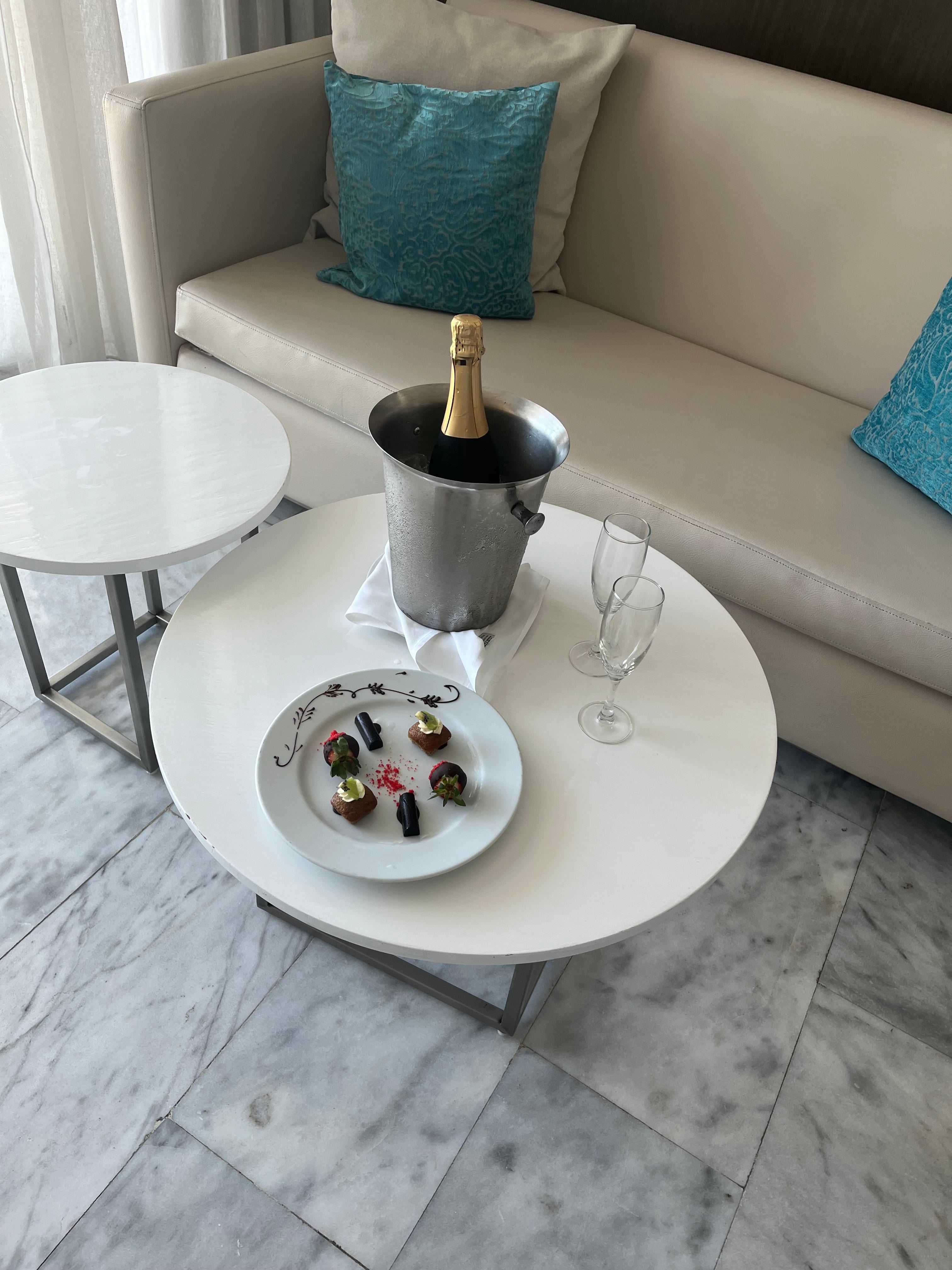 Complimentary Champagne n chocolate free of charge 🥰. That was beautiful! 