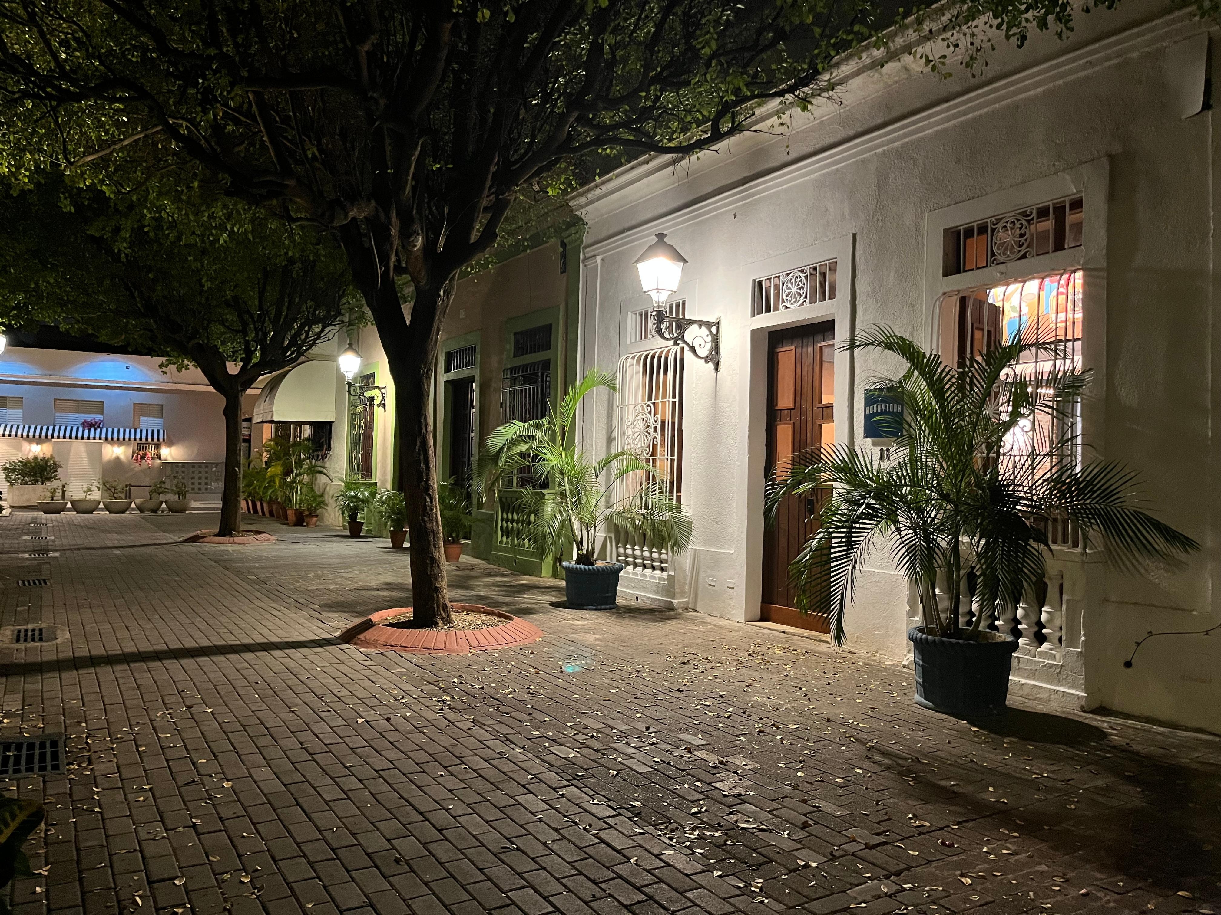 La entrada desde la Plaza de los Poetas