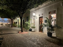 La entrada desde la Plaza de los Poetas