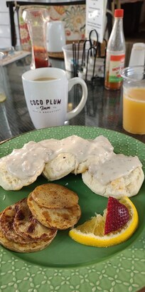 Pain peu cuit et sauce et 3 tranches de pomme de terre