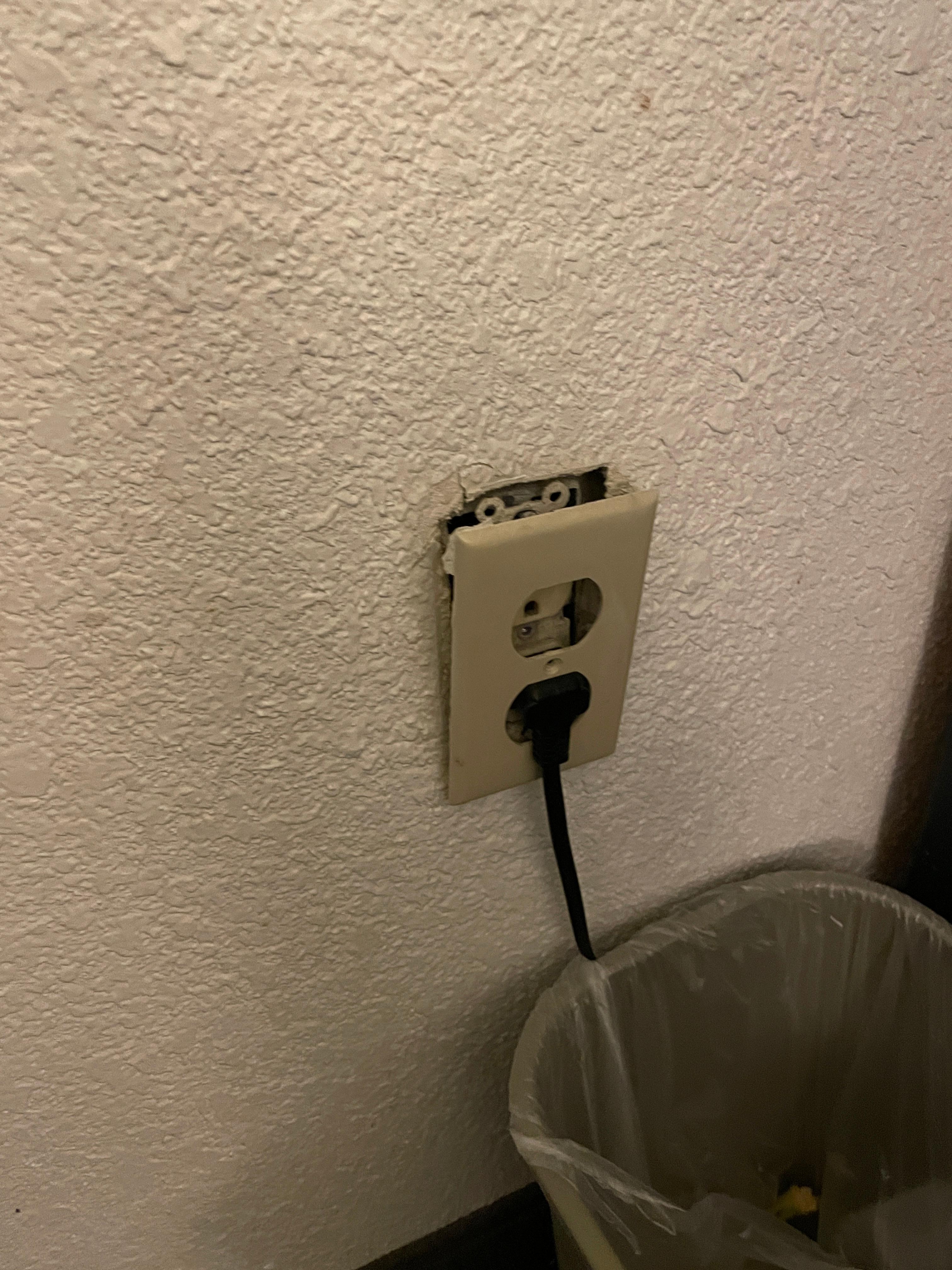 房间电视旁的插座，跟前台沟通后说会让工程部的人过来看一下。结果就这样挂了四天。