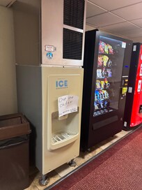 Broken ice machine; read another review so looks like it’s been broken for months