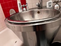 Das sind keine 4 Sterne Waschbecken! Und in allen 3 Zimmern die wir waren, war es das selbe