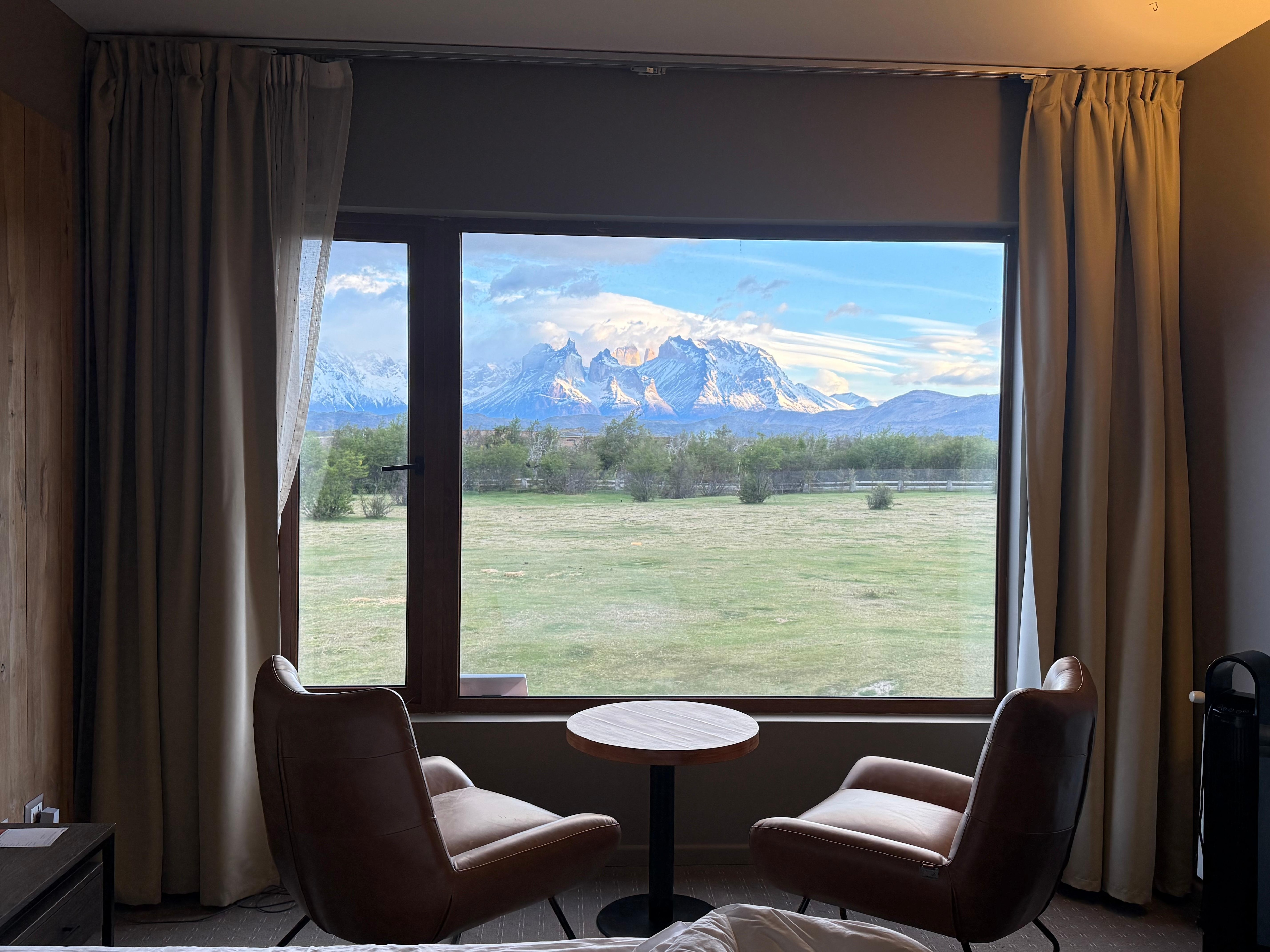 Quarto casal superior com vista para as montanhas