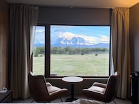 Quarto casal superior com vista para as montanhas