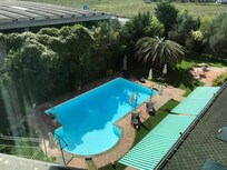 Vue des chambres sur la piscine.