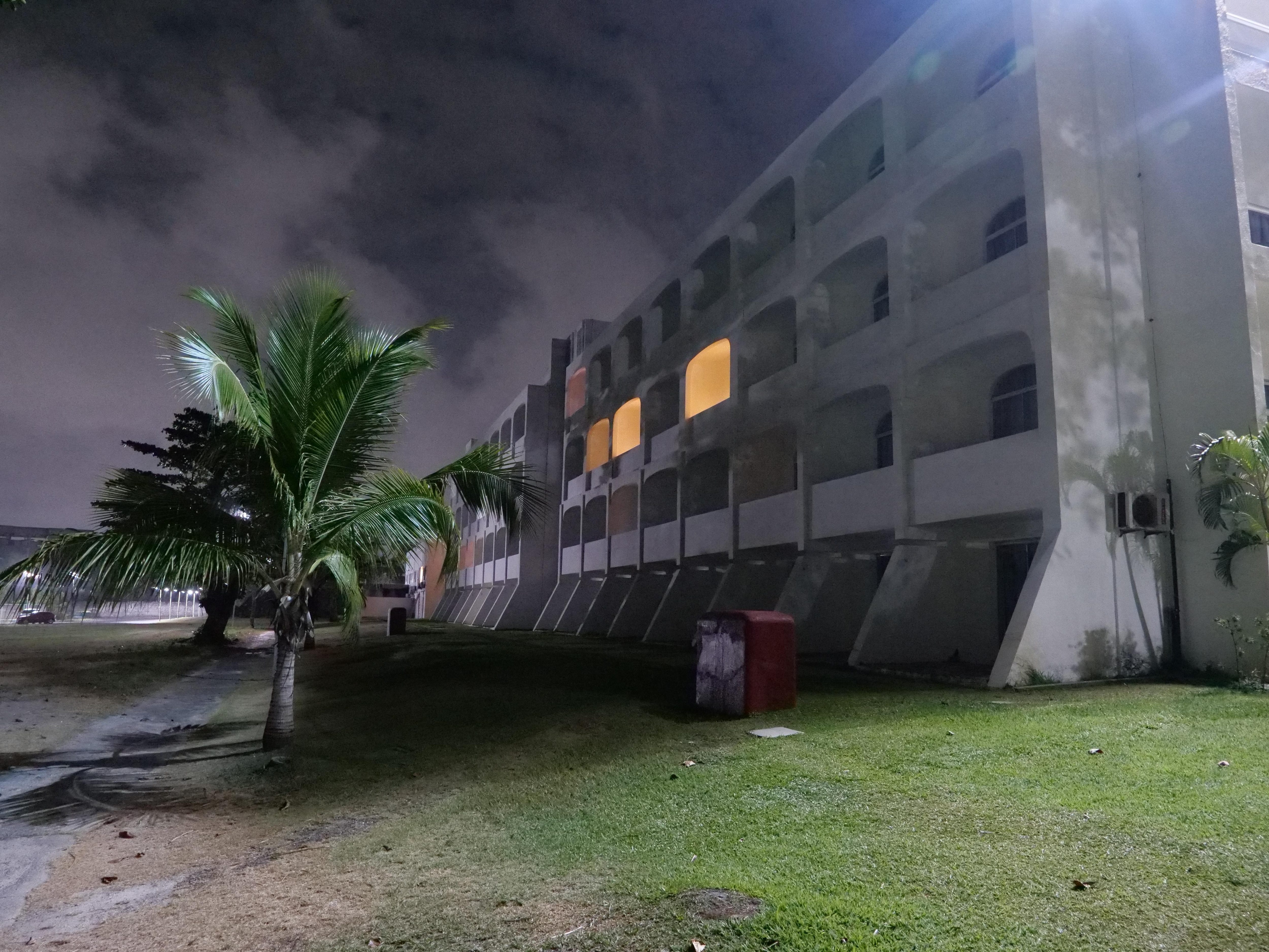 Rückseite des Hotels. Der Ausblick aus den Zimmern ganz unten ist nicht so schön.